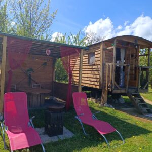 roulotte en bois et pergola